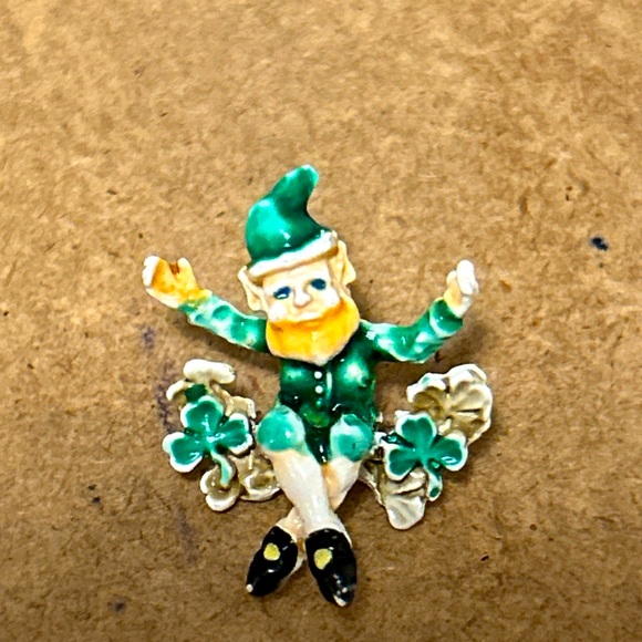 🛍️FOUR 4 THIRTY🛍️ St Patrick’s Day 3D Leprechaun Figure With Shamrocks Pin - Picture 1 of 9
